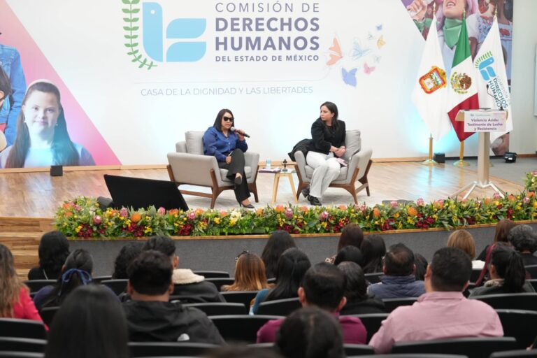 Asistentes escuchan la conferencia sobre violencia ácida en el auditorio de la CODHEM.