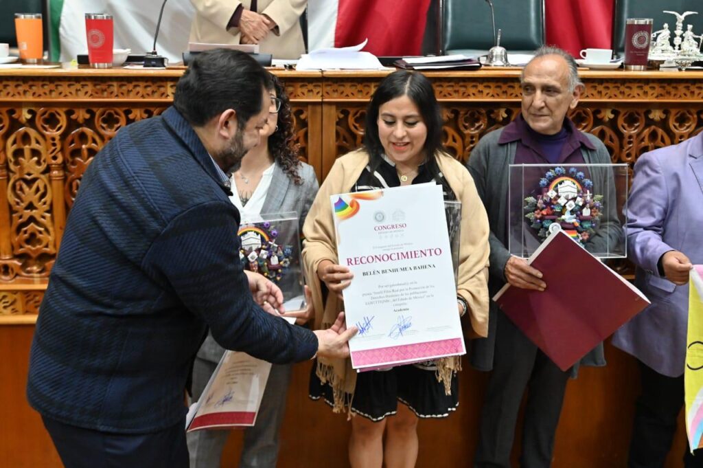 Le diputade Esmeralda “Meme” Navarro entrega personalmente una de las preseas a una de las personas galardonadas, en un acto solemne dentro del recinto legislativo.