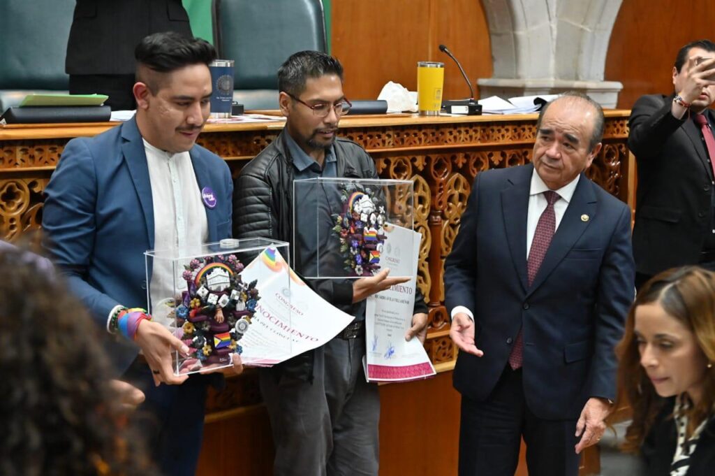 Personas galardonadas con la Presea Israfil Filós Real posan junto a diputadas, diputados y diputade en el recinto legislativo, celebrando el reconocimiento a su labor en favor de los derechos humanos.