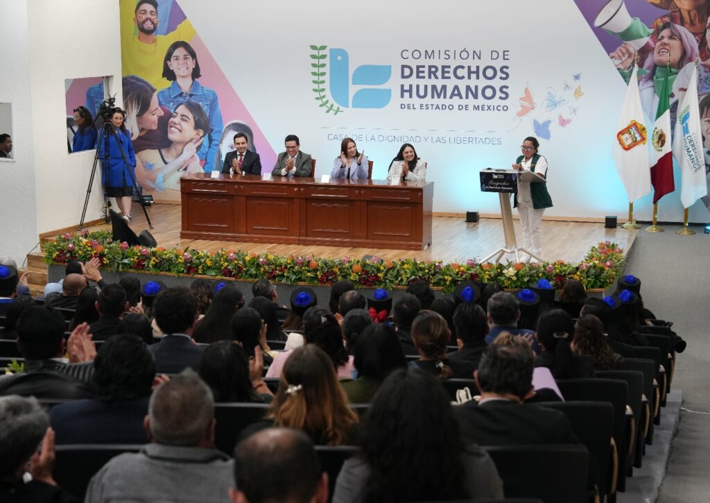 Victoria Vera Arzate, egresada de la Especialidad, dirige unas palabras de agradecimiento, destacando la responsabilidad ética de aplicar los conocimientos adquiridos en beneficio de la sociedad.