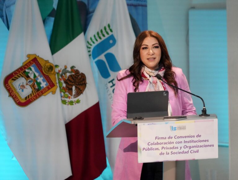 Myrna Araceli García Morón dirige un mensaje a las y los asistentes, destacando la importancia de la colaboración interinstitucional para fortalecer la agenda de derechos humanos en el Estado de México.
