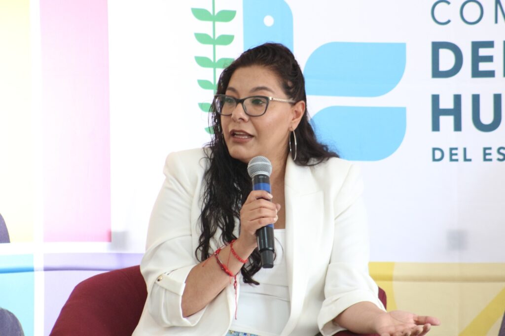 Gabriela Alejandra Sosa Silva expone ante el público los contenidos del nuevo número de la revista Dignitas, subrayando la importancia de la ética y la capacidad institucional en el servicio público.