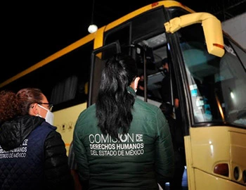 Personal de la Comisión de Derechos Humanos del Estado de México se encuentra junto a un autobús durante un operativo nocturno. La Codhem verificó el respeto de los derechos humanos de mujeres privadas de la libertad trasladadas al penal Neza‑Sur.