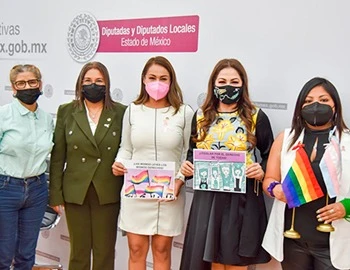 Reforma a la Ley de la Codhem para fortalecer la certeza jurídica y la atención especializada en casos de tortura. Imagen de un grupo de personas en fotografía institucional sosteniendo documentos impresos, con fondo oficial del Estado de México.