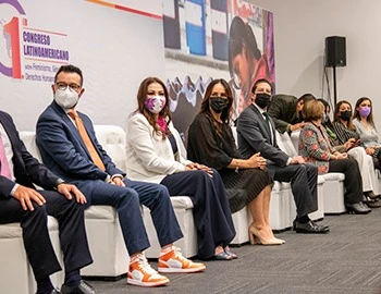 GÉNERO Y DDHH DEBE SER UN TEMA DE INTERÉS GENERAL: Myrna Araceli García Morón. Imagen de un panel institucional con varias personas sentadas en un escenario, usando cubrebocas, durante un evento académico sobre género y derechos humanos.