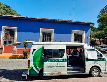 Vehículo institucional de la Visitaduría Itinerante de la Comisión de Derechos Humanos del Estado de México estacionado frente a un edificio, utilizado para informar que la Visitaduría Itinerante de la CODHEM llevará sus servicios a 12 municipios de la zona oriente de la entidad.