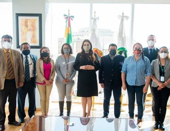 Imagen institucional de un grupo de personas reunidas en un espacio interior, frente a banderas y símbolos oficiales, utilizada para comunicar que la Comisión de Derechos Humanos del Estado de México expresa su solidaridad con las familias de personas desaparecidas.