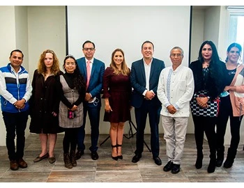 Imagen institucional de un grupo de personas de pie en un espacio interior, frente a una pantalla blanca. La imagen se utiliza para informar que, en la Comisión de Derechos Humanos del Estado de México, se presentaron los resultados de la Encuesta sobre Discriminación en el Estado de México.