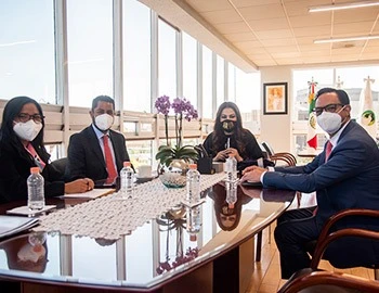 Imagen institucional de una reunión de trabajo entre autoridades, utilizada para informar que se fortalecen acciones conjuntas para la promoción de los derechos humanos mediante las Caravanas de la Justicia Cotidiana.