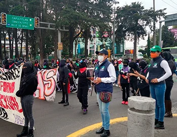Personal de la CODHEM participa como observador en una movilización pública con motivo del Día Internacional de la Eliminación de la Violencia contra la Mujer.