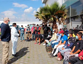 Personal de la Visitaduría de Atención Especializada de la CODHEM verifica el respeto a los derechos humanos de personas migrantes reunidas en un espacio público.