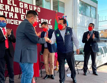 El primer visitador general, Cuitláhuac Anda Mendoza, participa en un acto conmemorativo del Día Mundial de la Lucha contra el Sida, acompañado de personas en un evento institucional.