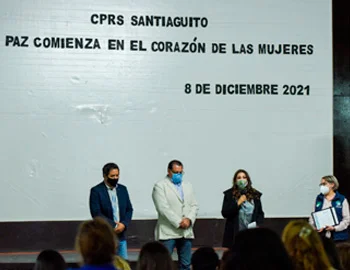Personas participan en un acto institucional en el CPRS Santiaguito para revisar la atención al derecho a la salud emocional de las mujeres privadas de la libertad.