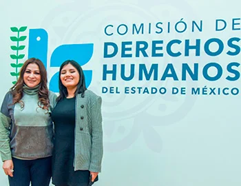 La presidenta Myrna Araceli García Morón entrega el premio a la ganadora del concurso, la estudiante de Diseño de la Comunicación Gráfica Leslie de la Cruz Correa, en un espacio institucional de la CODHEM.