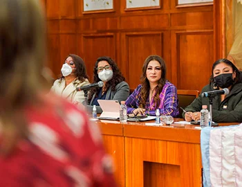 Integrantes de la CODHEM participan en un foro con la comunidad LGBTTTI+, reafirmando el compromiso institucional con el respeto y la defensa de sus derechos.