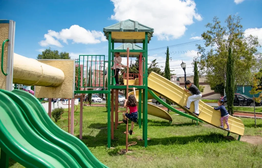 Zona de juegos en un parque público donde varias niñas y niños utilizan juegos infantiles. La Comisión de Derechos Humanos del Estado de México (Codhem), reconoce que el derecho al juego es de vital importancia para el desarrollo físico y mental de las niñas y los niños.