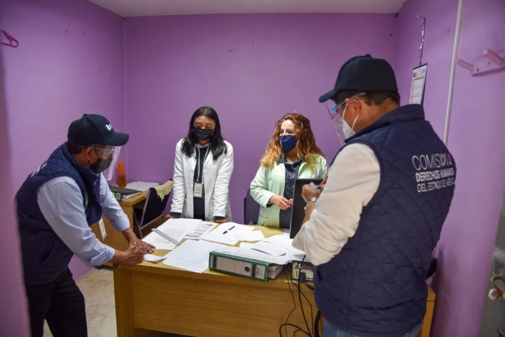 Personal de la Comisión de Derechos Humanos del Estado de México revisa documentos y dialoga durante una visita institucional. LA PRESIDENTA DE LA CODHEM REALIZÓ UNA VISITA AL CENTRO PENITENCIARIO DE NEZAHUALCÓYOTL BORDO DE XOCHIACA.