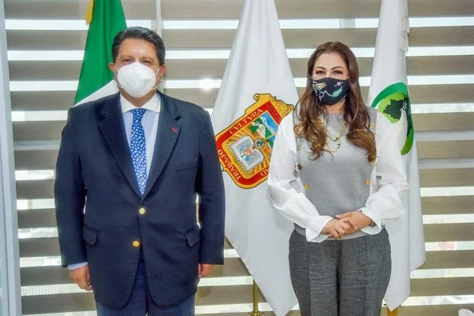 Reunión de trabajo institucional frente a banderas oficiales. La CODHEM y el CONALEP impulsarán actividades en pro de los derechos humanos. Los titulares Myrna Araceli García Morón y Enrique Mendoza Velázquez llevaron a cabo una reunión de trabajo.