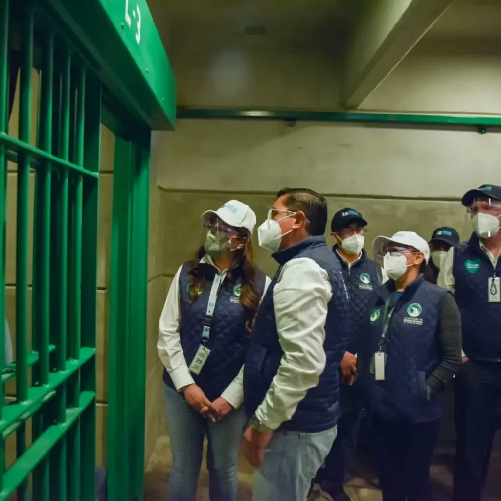 Personal de la Comisión de Derechos Humanos del Estado de México recorre y observa un área de seguridad con puertas metálicas durante una visita de supervisión. VERIFICA PERSONAL DE LA CODHEM LA OPERATIVIDAD DEL CENTRO PENITENCIARIO DE TENANGO DEL VALLE.
