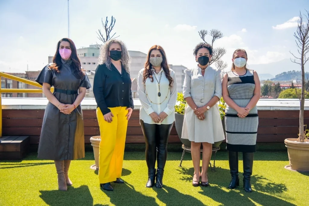 La presidenta de la Codhem, Myrna Araceli García Morón, reunida con mujeres líderes de instituciones estatales para impulsar el foro sobre el derecho humano a una buena administración pública municipal.