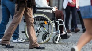 Persona usuaria de silla de ruedas desplazándose en un espacio público, en un contexto que destaca la importancia de la inclusión social y los derechos de mujeres y hombres con discapacidad, como señala la Codhem.