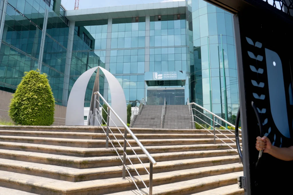 Fachada del edificio de la Comisión de Derechos Humanos del Estado de México.