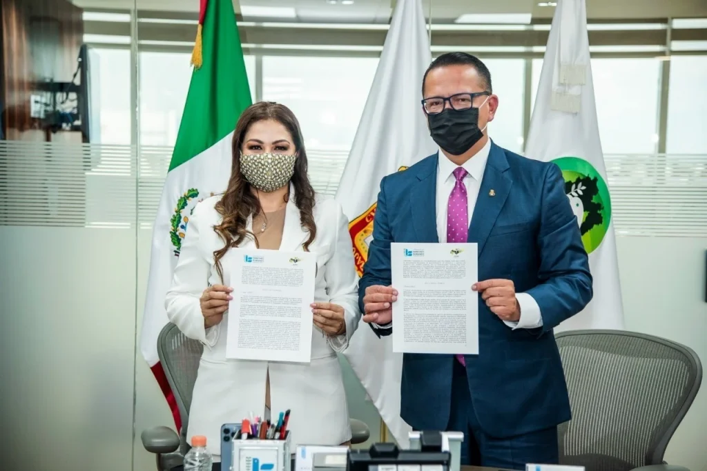 Dos personas muestran documentos firmados durante un acto institucional. La presidenta de la Comisión de Derechos Humanos del Estado de México (Codhem), Myrna Araceli García Morón, y el director nacional de JUFED, Froylán Muñoz Alvarado, firmaron un convenio general de colaboración.
