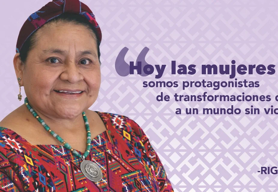 Retrato de una persona en primer plano con vestimenta tradicional y collares, sobre fondo gráfico con un mensaje. Incluir en la agenda por las mujeres una visión propositiva, intergeneracional, multiétnica y multilingüe: Rigoberta Menchú.