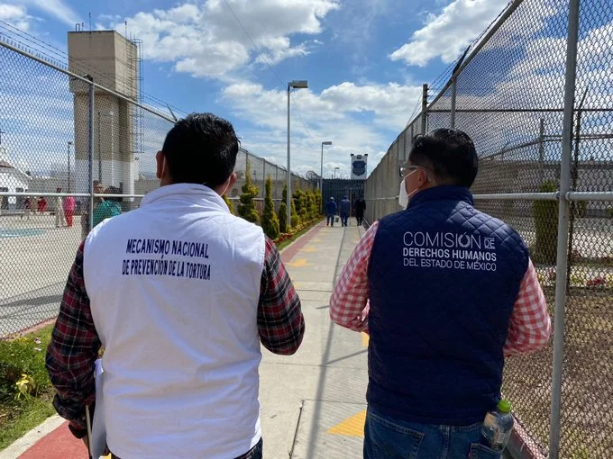 Personal con chalecos institucionales camina en un centro penitenciario. La Codhem, en coordinación con el Mecanismo Nacional de Prevención de la Tortura de la CNDH, realizó visitas de supervisión a Centros Penitenciarios y de Reinserción Social.