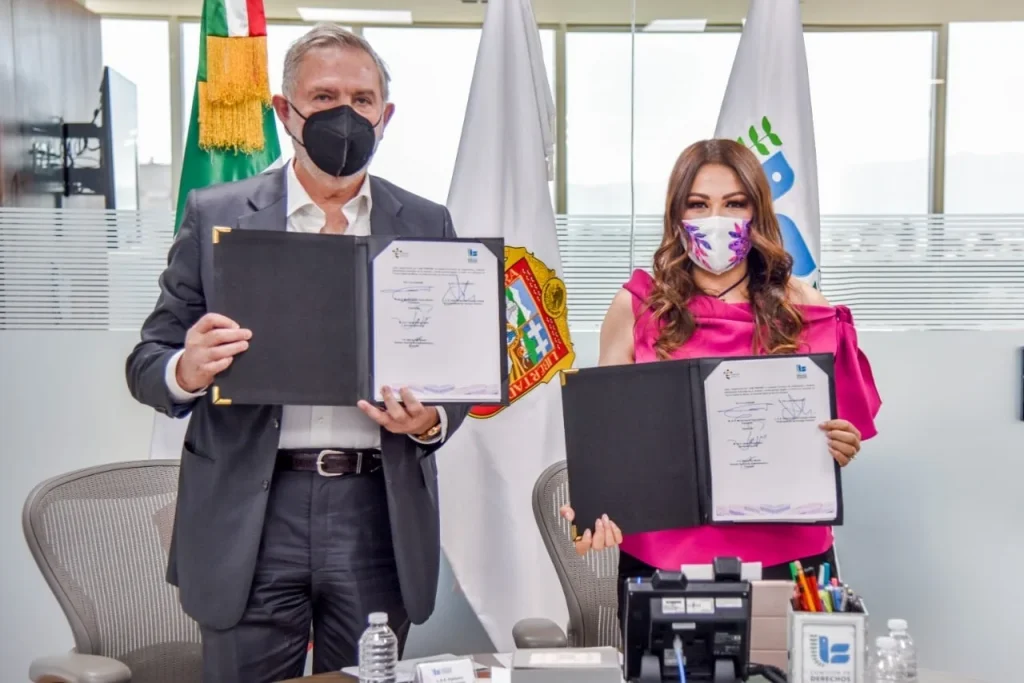 Dos personas exhiben documentos firmados. La presidenta de la Codhem y el vicepresidente de la Fundación UAEMéx firmaron un Convenio de Colaboración.