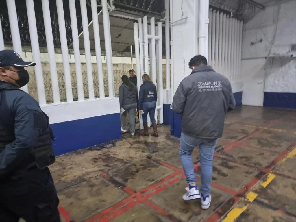 Personal con chalecos institucionales camina por un pasillo interior de un centro penitenciario. Personal de la Visitaduría Especializada de Atención a Personas Privadas de la Libertad de la Codhem realizó una visita de supervisión al Centro Penitenciario y de Reinserción Social de Barrientos