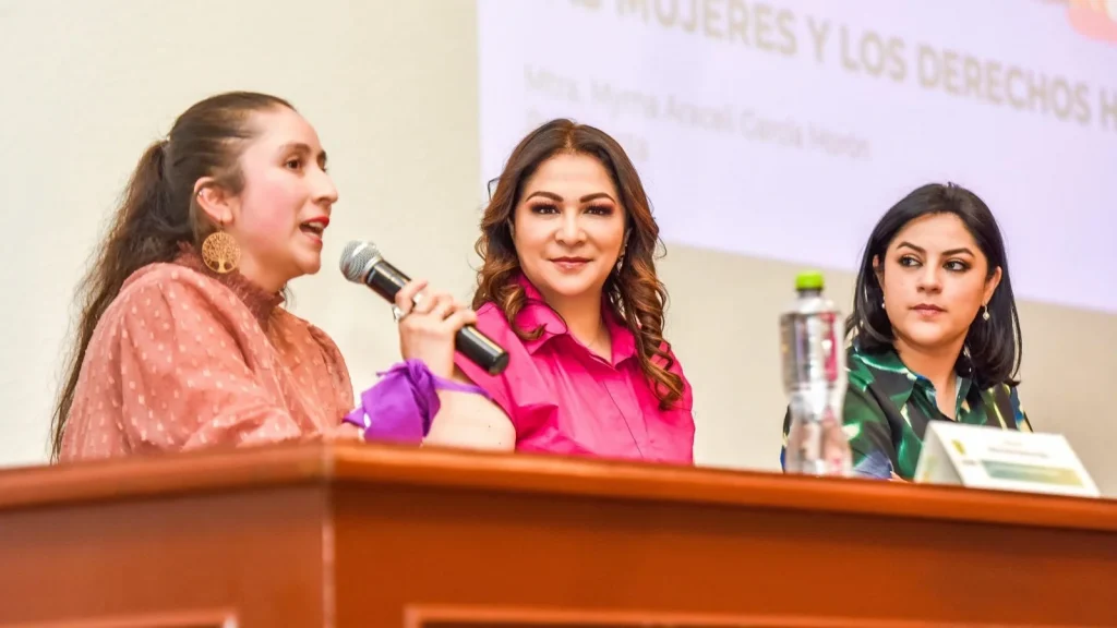 Personas sentadas en una mesa durante un acto institucional. La presidenta de la Codhem da la bienvenida a tres nuevos integrantes del Consejo Consultivo