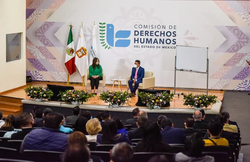 “Personas sentadas en un escenario frente a un auditorio durante un acto institucional. A casi 30 años de su fundación, la Codhem tiene madurez, integridad, capacidad, solvencia y, sobre todo, dirección para tomar decisiones en la materia, señaló Epigmenio Mendieta Valdés.”