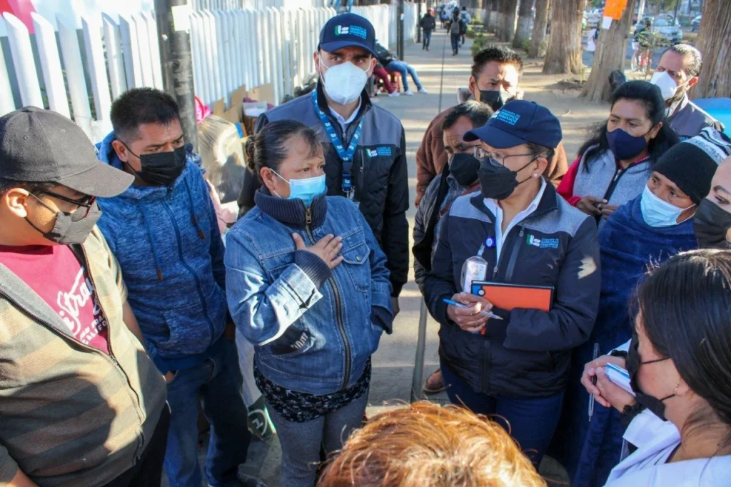 Personal con chalecos institucionales dialoga con personas en una vía pública durante un operativo. La Codhem verificó el respeto a los derechos humanos durante un operativo en la zona del Hospital para el Niño