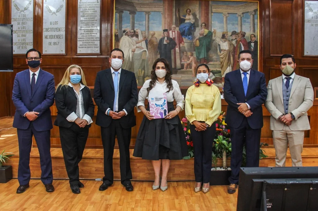 Grupo de personas posan en un recinto institucional durante un acto oficial. En el Informe Anual de Actividades presentado por la presidenta de la Codhem, Myrna Araceli García Morón, se constatan las aportaciones del Consejo Consultivo que favorecen la cultura de derechos humanos y su protección