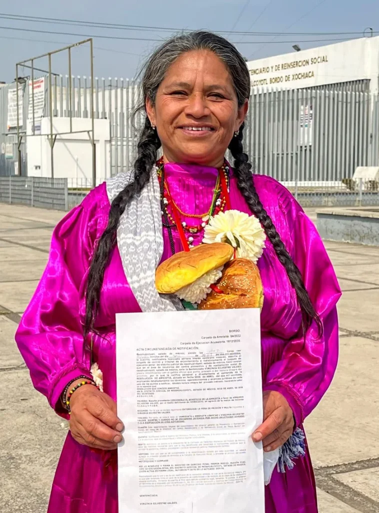 Mujer mazahua recibe amnistía por solicitud de la Codhem. Esta Casa de la Dignidad y de las Libertades construyó la solicitud de Amnistía de Virginia ‘N’, priorizando la perspectiva de género y de derechos humanos, señaló Myrna Araceli García Morón.”