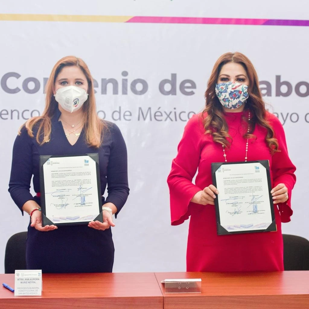 LA CODHEM Y EL AYUNTAMIENTO DE SAN MATEO ATENCO FORTALECERÁN LA PROMOCIÓN, CAPACITACIÓN Y DEFENSA DE LOS DDHH. Acto institucional donde se muestran documentos firmados durante la suscripción de un convenio.