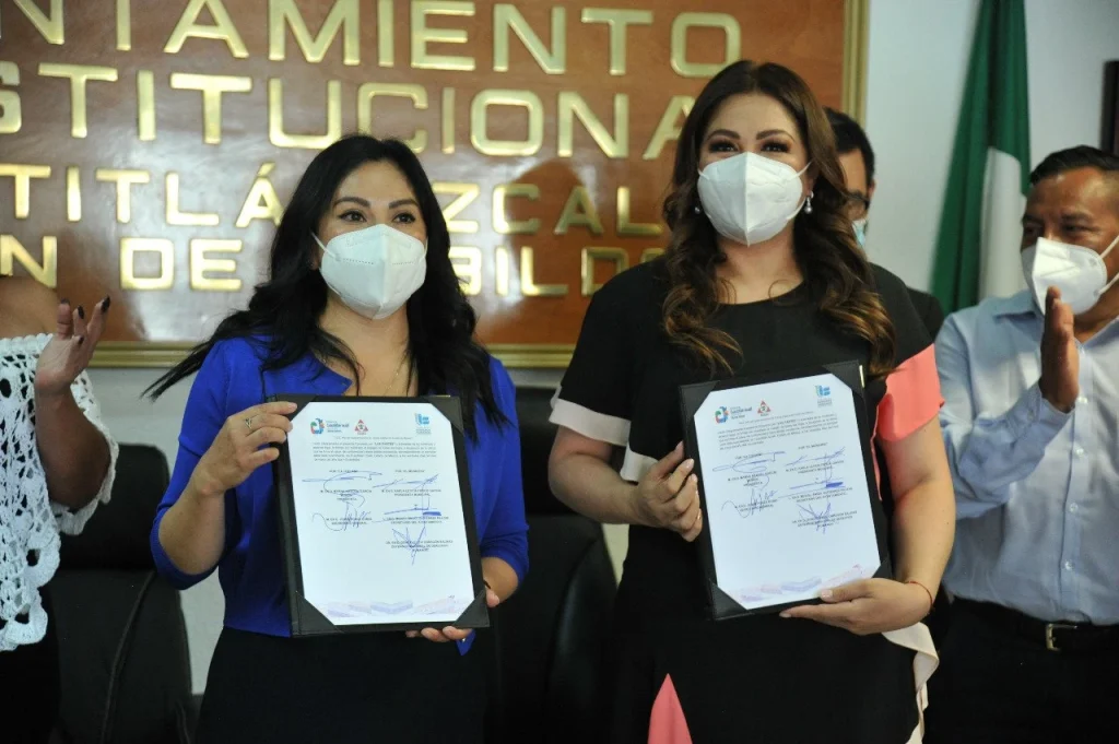 LA PRESIDENTA DE LA CODHEM FIRMÓ UN CONVENIO DE COLABORACIÓN CON LA ALCALDESA DE CUAUTITLÁN IZCALLI. Imagen de un acto institucional donde se muestran documentos firmados durante la suscripción de un convenio, frente a un fondo oficial.