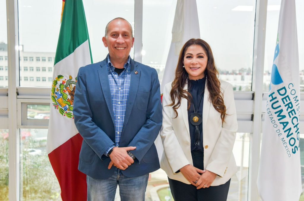 CAPACITAN AL PERSONAL ESPECIALIZADO DE LA CODHEM SOBRE LA INVESTIGACIÓN CON PERSPECTIVA DE GÉNERO E INFANCIA. Imagen de una actividad de capacitación institucional con personas participantes sentadas, frente a material informativo en un espacio de trabajo.