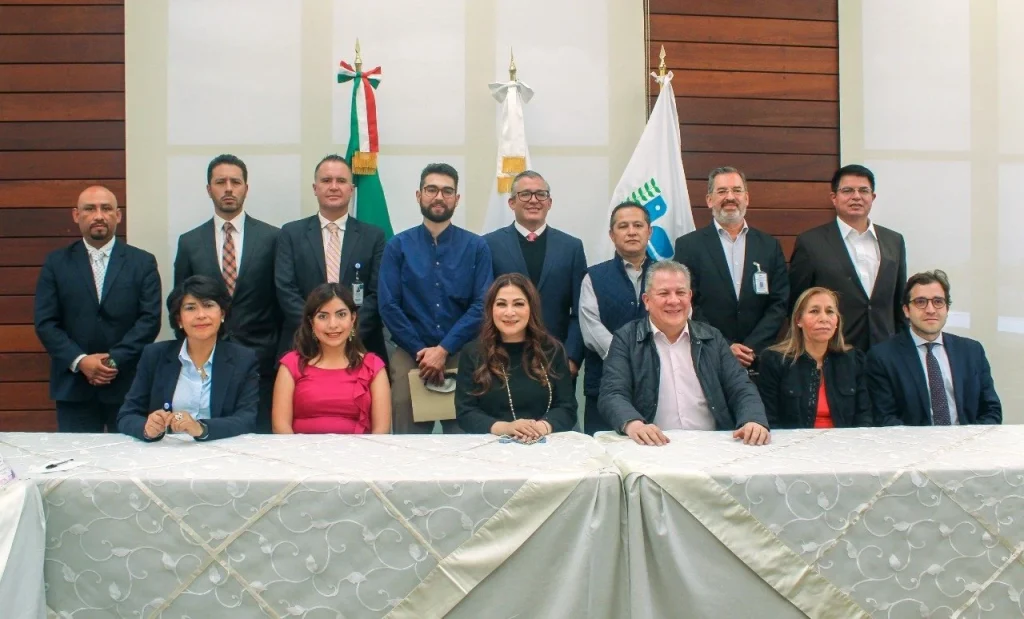 PRESIDENTA DE LA CODHEM Y SECRETARIO DE SALUD ENCABEZAN REUNIÓN DE TRABAJO PARA REVISAR REGLAMENTO DE RESIDENCIAS MÉDICAS. Imagen de una reunión institucional con personas sentadas alrededor de una mesa de trabajo en un salón oficial