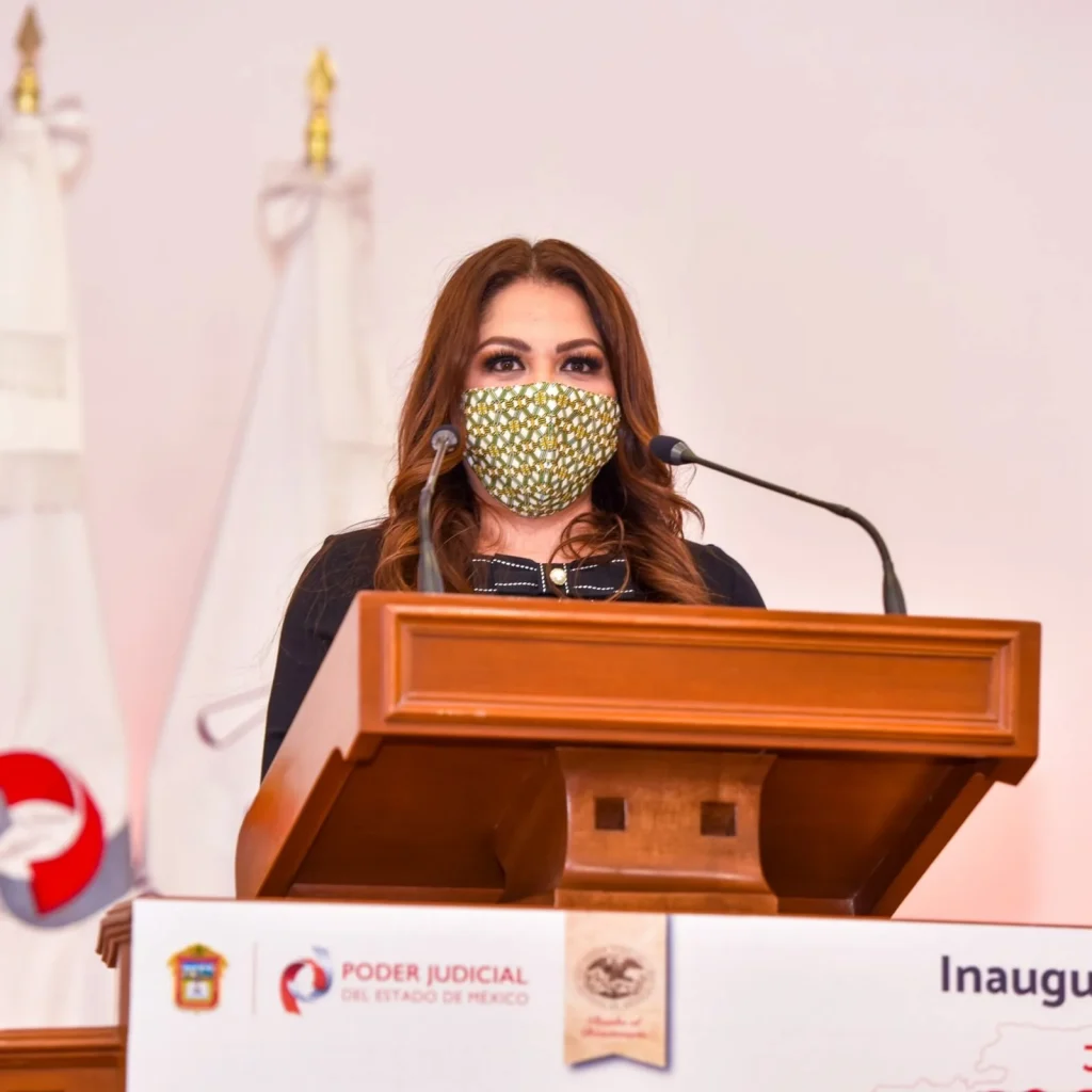 Persona en un podio durante un acto institucional. La coordinación y sensibilización de autoridades son esenciales para afrontar la desaparición de personas, señaló la titular de la CODHEM.