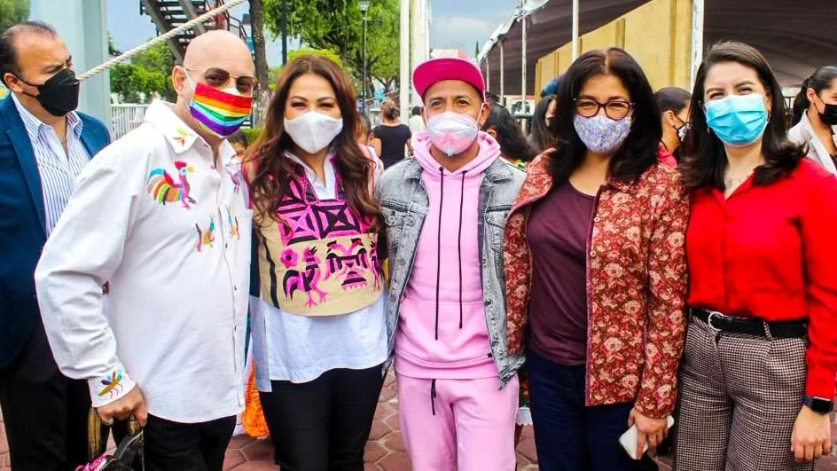 Grupo de personas reunidas en un espacio público durante un acto institucional. Es necesario construir una sociedad incluyente de la diversidad sexual; la presidenta de la CODHEM afirmó que ya es tiempo de reparar las discriminaciones legislativas contra la comunidad LGBTTTIQ+