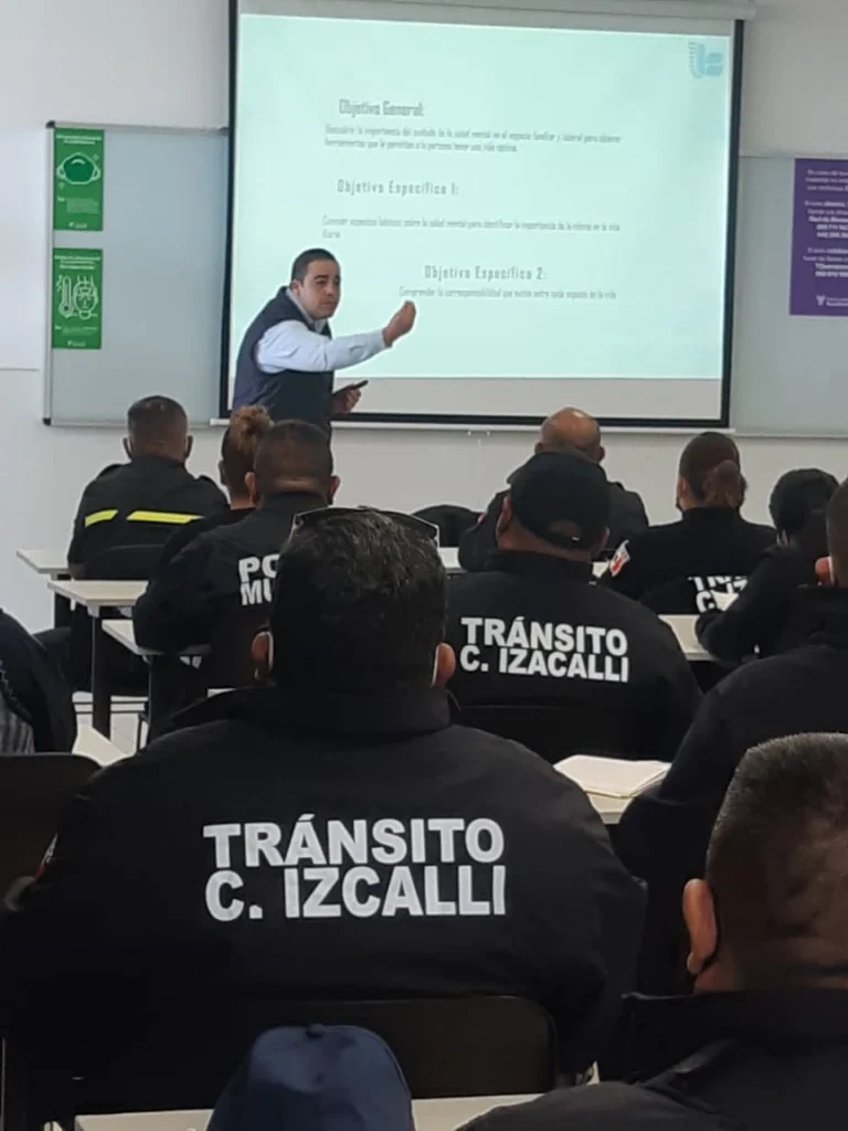 Capacitación impartida por la CODHEM a oficiales en aula. Texto: “LA CODHEM CUENTA CON CAPACITADORES CERTIFICADOS. Tienen las Certificaciones ECO 217 y ECO 49 otorgadas por el Consejo Nacional de Normalización y Certificación de Competencias Laborales (CONOCER)”.