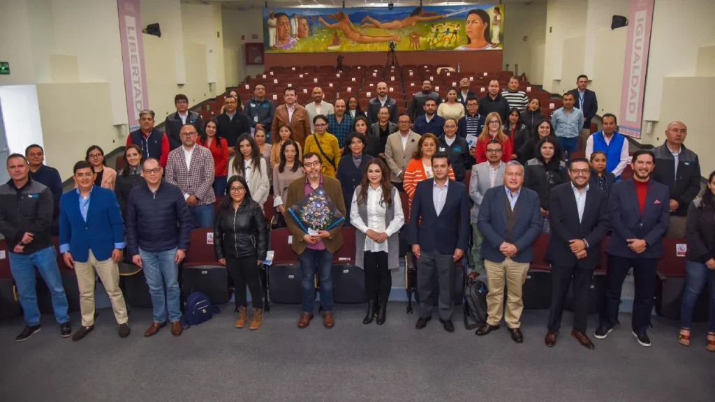 Grupo de personal en auditorio durante clausura de diplomado de la CODHEM sobre derechos humanos.