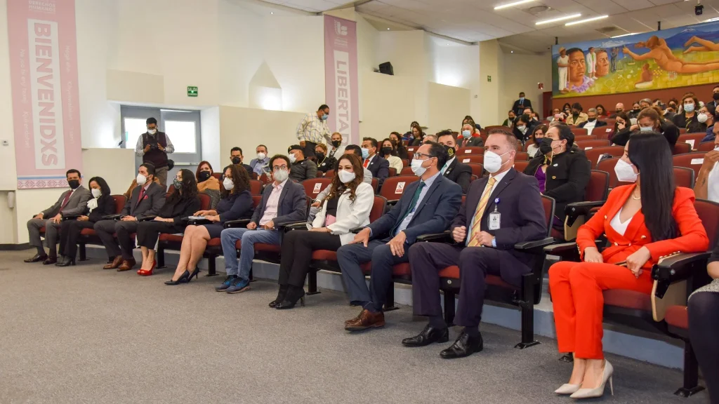 Personas asistentes sentadas en un auditorio durante un taller organizado por la CODHEM para organizaciones de la sociedad civil sobre derechos humanos.