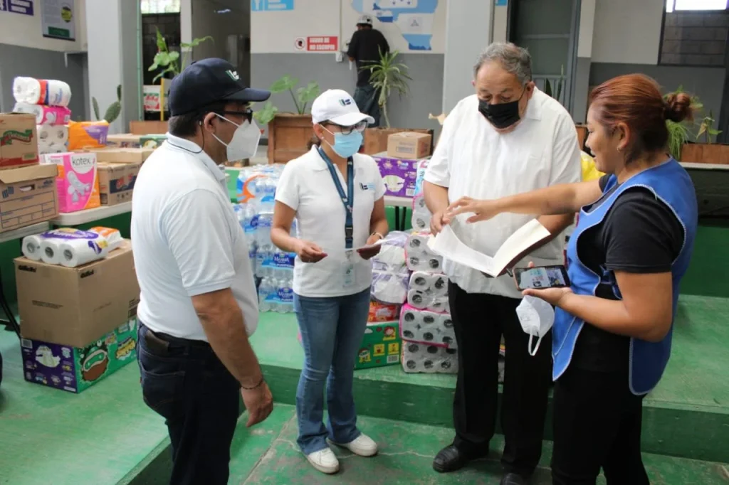 Personal de la CODHEM entrega víveres y artículos de uso personal a personas migrantes en un albergue de Huehuetoca y Apaxco.
