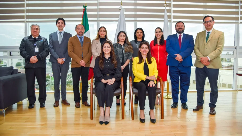 Grupo de estudiantes y personal institucional posan en una fotografía oficial por la colaboración de la UAEMéx en proyectos de la CODHEM.