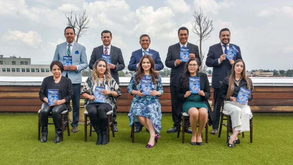 Grupo de personas posan en una fotografía institucional sosteniendo publicaciones editoriales de la CODHEM, como parte de una estrategia para difundir sus productos en universidades, instituciones y la sociedad.