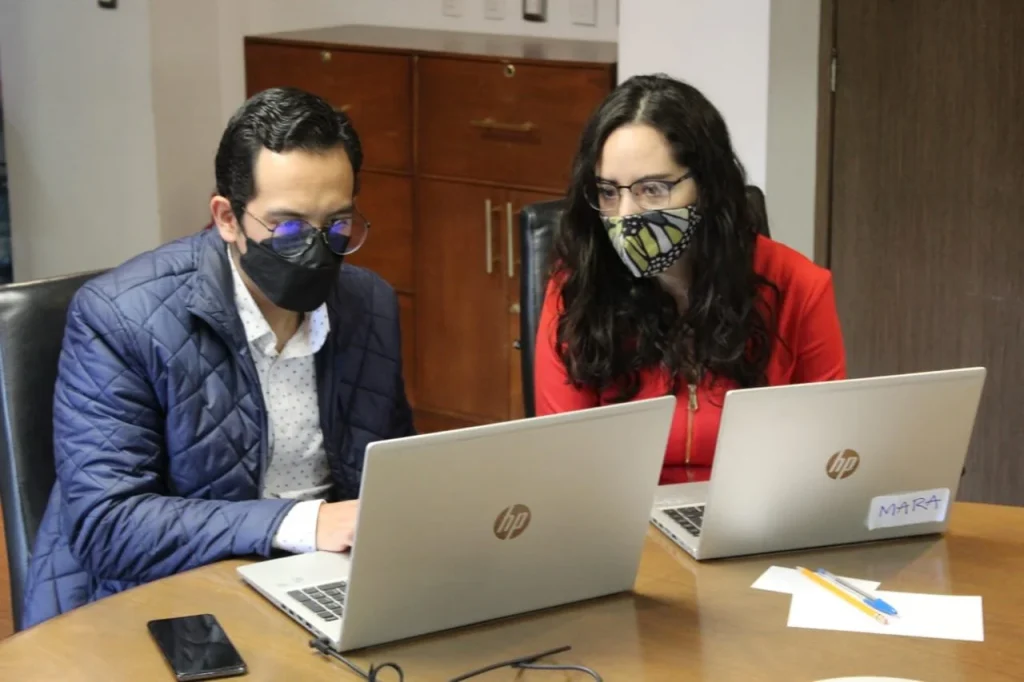 Personas participantes trabajan en una mesa institucional de la iniciativa Spotlight, enfocada en la prevención y erradicación de feminicidios en México.