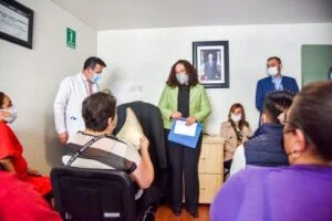 Reunión institucional en una oficina donde personal de la CODHEM atestigua una disculpa institucional ofrecida a familiares de una víctima de violencia obstétrica.
